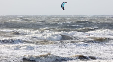 Der Strand von St. Peter-Ording: Am Dienstag werden an der nordfriesischen Küste deutlich erhöhte Wasserstände erwartet. (Archivbild) / Foto: Bodo Marks/Bodo Marks/dpa