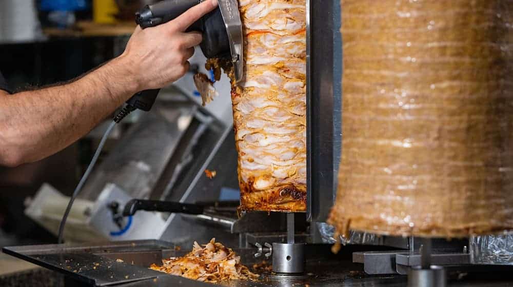 Nicht jedes Fleisch darf in einen Döner Kebab. (Symbolbild) / Foto: Christoph Schmidt/dpa