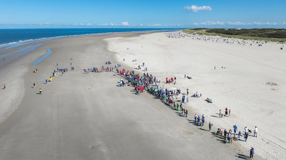 Hunderte Ostfriesen haben sich am Badestrand von Spiekeroog im Klootschießen gemessen - eigentlich wird bei dem Friesensport sonst auf Feldern oder Wegen mit Holzkugeln geworfen.  / Foto: Kai Kröger/Gemeinde Spiekeroog/dpa