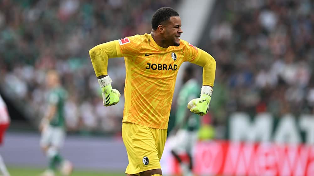 Freiburgs Torwart Noah Atubolu jubelt nach einem Bundesliga-Rekord. / Foto: Carmen Jaspersen/dpa