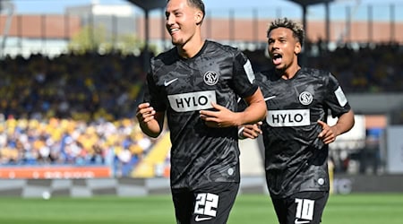 Younes Ebnoutalib (l) bringt Elversberg in Führung.  / Foto: Swen Pförtner/dpa