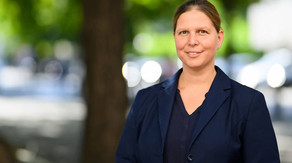 Vom Kabinett zurück ins Parlament: Wiebke Osigus ist wieder einfache Abgeordnete im niedersächsischen Landtag.  / Foto: Julian Stratenschulte/dpa