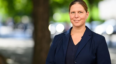 Vom Kabinett zurück ins Parlament: Wiebke Osigus ist wieder einfache Abgeordnete im niedersächsischen Landtag.  / Foto: Julian Stratenschulte/dpa