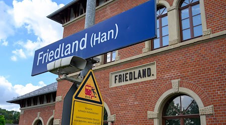 Am Bahnhof Friedland war die 16-jährige Liana ums Leben gekommen. (Archivbild) / Foto: Swen Pförtner/dpa