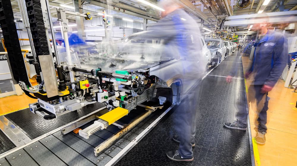 Bei unentschuldigtem Fehlen droht auch bei VW die Kündigung. (Archivbild) / Foto: Julian Stratenschulte/dpa