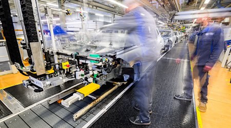 Bei unentschuldigtem Fehlen droht auch bei VW die Kündigung. (Archivbild) / Foto: Julian Stratenschulte/dpa