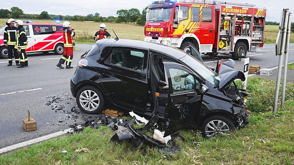 Bei dem Unfall in Sulingen verletzten sich drei Menschen schwer, zudem starb ein Hund. / Foto: Thomas Lindemann/Nord-West-Media TV/dpa