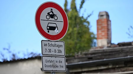 Vor manchen Schulen sind die Straßen zeitweise für den motorisierten Verkehr gesperrt. / Foto: Shireen Broszies/dpa