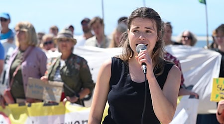 Luisa Neubauer sagt zu Gas-Bohrungen bei Borkum: «Das ist nicht nur falsch, das ist gefährlich.» (Archivbild) / Foto: Lars Penning/dpa