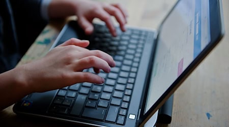 Bremen will Kinder besser vor Cybergrooming schützen. (Symbolbild)  / Foto: Nicolas Armer/dpa