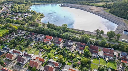 Am Silbersee wurde am Samstagnachmittag ein Schwimmer als vermisst gemeldet. Am Tag darauf meldete er sich jedoch selbst bei der Polizei. (Symbolbild) / Foto: Jan Woitas/dpa