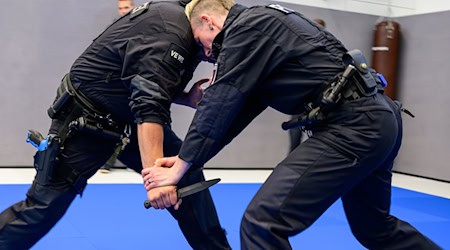 Polizisten trainieren gezielt auch die Abwehr von Messerangriffen. (Archivbild) / Foto: Philipp Schulze/dpa