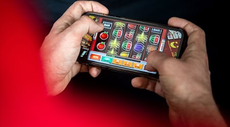 Auf der Online-Plattform DigiSucht erhalten Hilfesuchende bei Glücksspielsucht professionelle Hilfe von geschulten Fachkräften, per Chat, Mail oder Videoberatung. (Symbolbild)  / Foto: Sina Schuldt/dpa