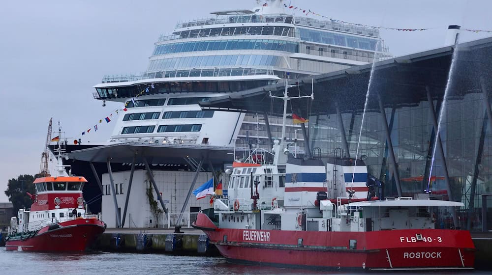 Das Havariekommando trainiert Versorgung und Rettung verletzter Passagiere eines Kreuzfahrtschiffes. / Foto: Jens Büttner/dpa