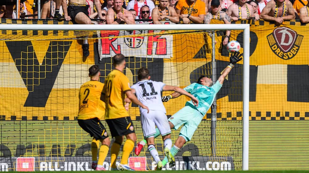 Torwart Tim Schreiber (Dynamo Dresden, r) kann das Tor zum 2:2 nicht verhindern. / Foto: Robert Michael/dpa