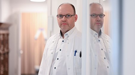 Hausarzt Bernd Brinker will keinen Patienten abweisen und soll deswegen nun womöglich Regress leisten. / Foto: Lars Penning/dpa