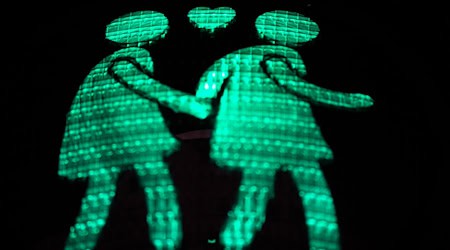 In Hildesheim zeigen mehrere Ampelanlagen gleichgeschlechtliche Ampelpärchen bei Grün - darüber muss nun das Verwaltungsgericht Hannover entscheiden / Foto: Moritz Frankenberg/dpa
