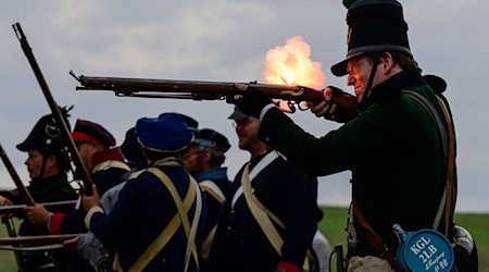 Geschichtsfans spielen in Nahrendorf die Göhrdeschlacht von 1813 nach.  / Foto: Philipp Schulze/dpa