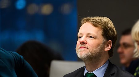 Minister Heere greift in die Steuerdebatte ein und warnt vor überzogenen Erwartungen beim Bürgergeld. (Archivbild) / Foto: Julian Stratenschulte/dpa