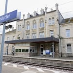 Die geplante Versteigerung des Bahnhofs in Königslutter verzögert sich.    / Foto: Julian Stratenschulte/dpa