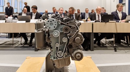 Vor dem OVG Schleswig wird über die Genehmigung eines VW-Software-Updates in der Motorsteuerung durch das KBA verhandelt. / Foto: Markus Scholz/dpa