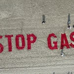 Bei einem Protest auf Borkum im Juli hatten Klimaschutzaktivisten von Fridays for Future ihre Forderung in den Sand geschrieben. (Archivbild) / Foto: Lars Penning/dpa