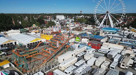 Rund 250 Buden und Fahrgeschäfte sind auf dem 418. Kramermarkt in Oldenburg aufgebaut. / Foto: Lars Penning/dpa