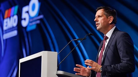 Niedersachsens Ministerpräsident Olaf Lies (Lies) bei der Eröffnung der EMO-Messe in Hannover.  / Foto: Friso Gentsch/dpa