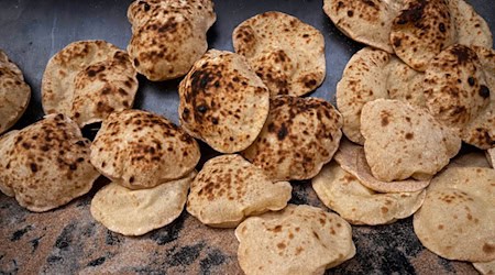 Früh am Morgen fehlten plötzlich 20 Kisten Fladenbrot. (Symbolbild) / Foto: Nariman El-Mofty/AP/dpa