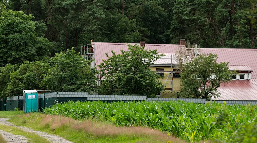 Seit Jahren wehren sich Menschen in Eschede gegen Treffen von Rechtsradikalen auf einem Hof. (Archivbild) / Foto: Philipp Schulze/dpa