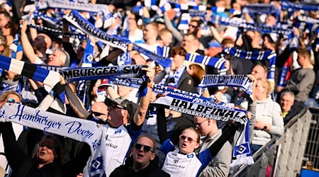 Fans jubeln den Frauen des HSV zu. (Archiv) / Foto: Gregor Fischer/dpa