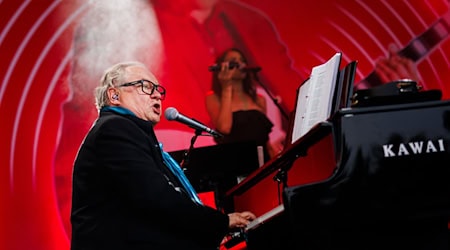 Heinz Rudolf Kunze singt bei dem Konzert in den Gärten der Welt. (Archivbild) / Foto: Carsten Koall/dpa