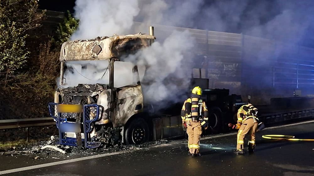 Der brennende Lkw hat eine Vollsperrung am Dreieck Delmenhorst in Richtung Bremen ausgelöst. / Foto: Kai Moorschlatt/dpa