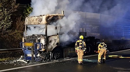 Der brennende Lkw hat eine Vollsperrung am Dreieck Delmenhorst in Richtung Bremen ausgelöst. / Foto: Kai Moorschlatt/dpa