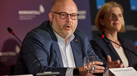 Bezirksleiter Friedrich, hier neben Lürssen-Managerin Lena Ströbele, will Sicherheit für die Beschäftigten der NVL-Werften. (Archivbild)  / Foto: Georg Wendt/dpa