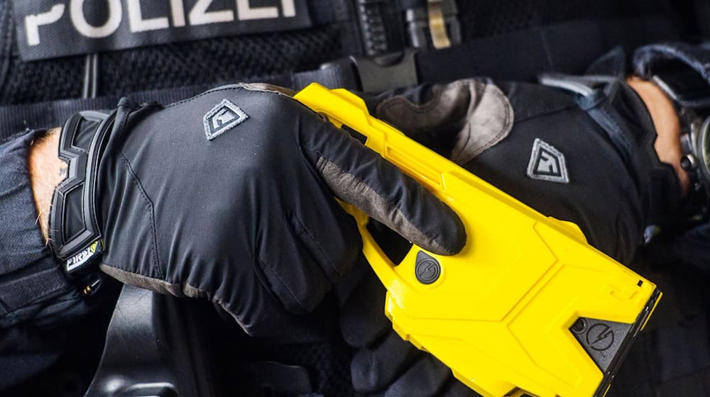 Die Polizei in Bremen wird von einem Mann mit einer Axt bedroht und benutzt einen Taser. (Symbolbild) / Foto: Andreas Arnold/dpa