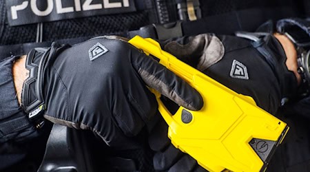 Die Polizei in Bremen wird von einem Mann mit einer Axt bedroht und benutzt einen Taser. (Symbolbild) / Foto: Andreas Arnold/dpa