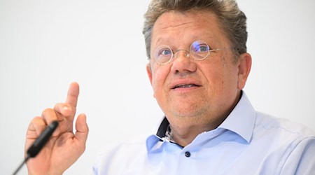Philippi fordert Änderungen an der Klinikreform, um vor allem kleine Krankenhäuser nicht zu gefährden. (Archivbild) / Foto: Julian Stratenschulte/dpa