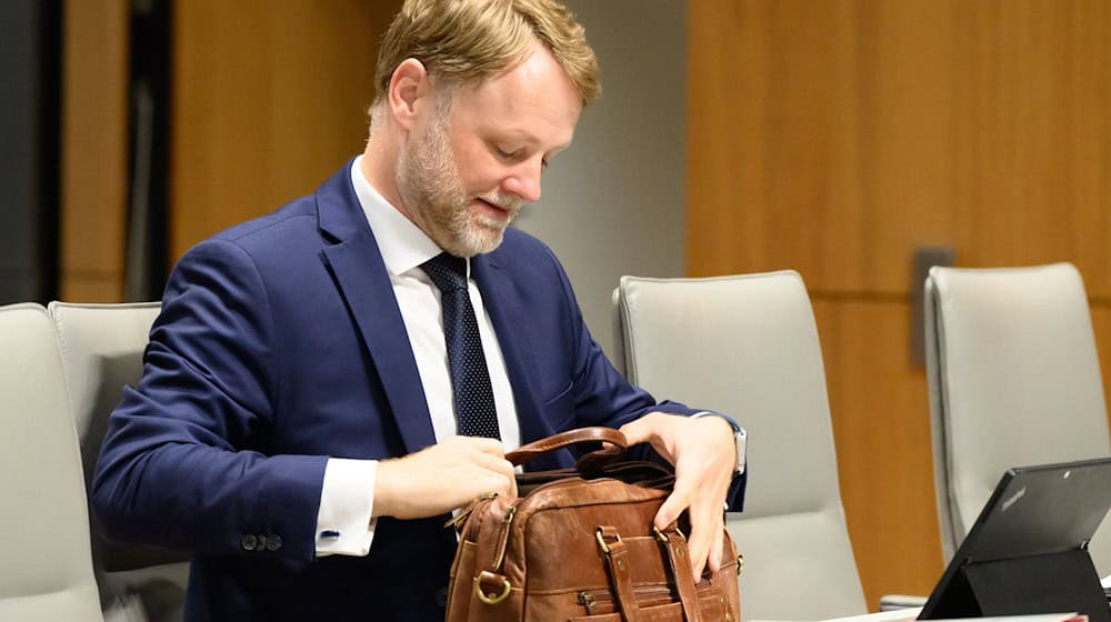 Gerald Heere verweist auf rückläufige Steuereinnahmen im Landeshaushalt. / Foto: Julian Stratenschulte/dpa
