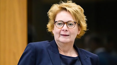Bei der Abwehr von Drohnen und anderen hybriden Angriffen sieht Niedersachsens Innenministerin Behrens (SPD) «dringenden Handlungsbedarf». (Archivbild) / Foto: Julian Stratenschulte/dpa
