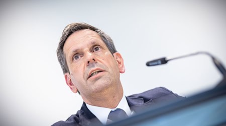 Ministerpräsident Lies setzt auf Zusammenarbeit von Staat, Gesellschaft und Wirtschaft. (Archivbild) / Foto: Moritz Frankenberg/dpa