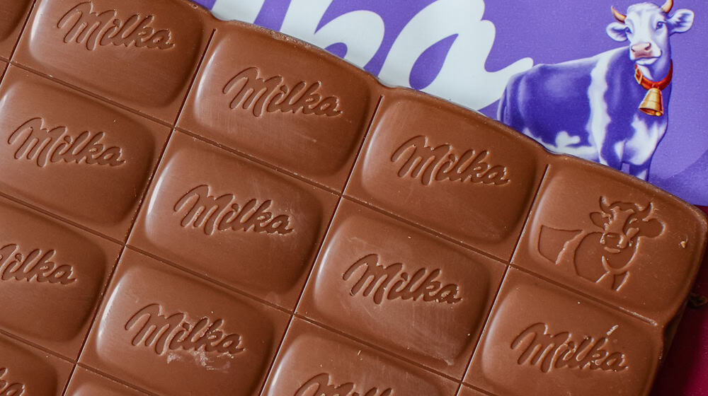 Verbraucherschützer klagen gegen die kleinere Packung von Milka-Schokolade. (Archivbild) / Foto: Jan Woitas/dpa