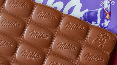 Verbraucherschützer klagen gegen die kleinere Packung von Milka-Schokolade. (Archivbild) / Foto: Jan Woitas/dpa