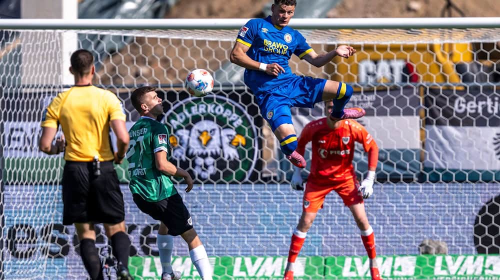 Kampf um jeden Ball im Duell Münster gegen Braunschweig. / Foto: David Inderlied/dpa