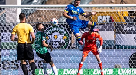 Kampf um jeden Ball im Duell Münster gegen Braunschweig. / Foto: David Inderlied/dpa