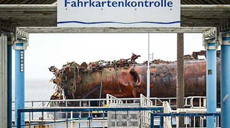 Experten haben einen Teil eines 1919 gesunkenen U-Bootes aus der Nordsee geborgen. / Foto: Sina Schuldt/dpa
