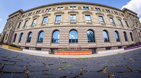 Ein Restaurationsteam hat ein fast 300 Jahre altes Schriftstück entdeckt. (Archivbild)  / Foto: Moritz Frankenberg/dpa