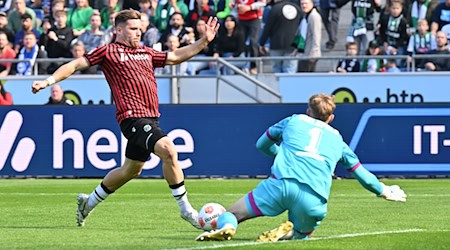 Hannovers Benjamin Källman scheitert an Bielefelds Torwart Jonas Kersken. / Foto: Swen Pförtner/dpa