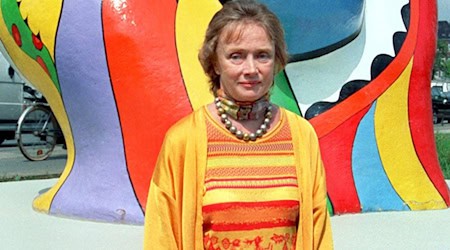 Die damals 67 Jahre alte Künstlerin Niki de Saint Phalle steht in Hannover vor ihren als «Nanas» geschaffenen Freiluftfiguren. (Foto vom 17.07.1998) / Foto: Wiebke Langefeld/dpa