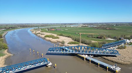 Die neue Friesenbrücke wird für Radfahrer und Fußgänger geöffnet - Züge können das Bauwerk bislang noch nicht passieren. (Archivbild) / Foto: Lars Penning/dpa